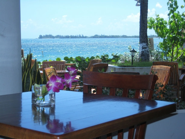 Imagen de los exteriores del Hotel La Playita. Foto 4