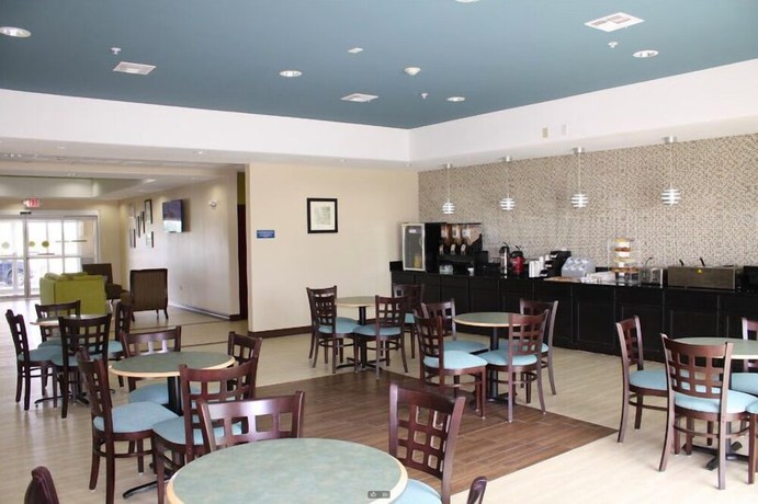 Imagen del bar/restaurante del Hotel La Plaza Inn And Suites. Foto 2