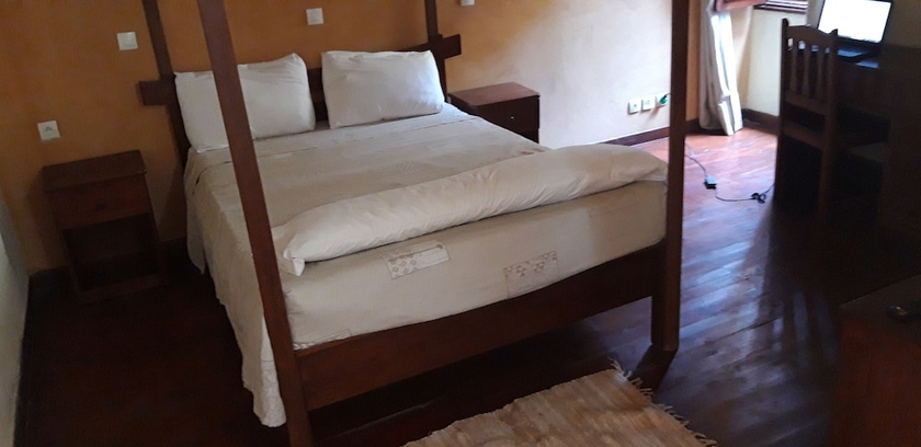 Imagen de la habitación del Hotel La Porte du Retour. Foto 7
