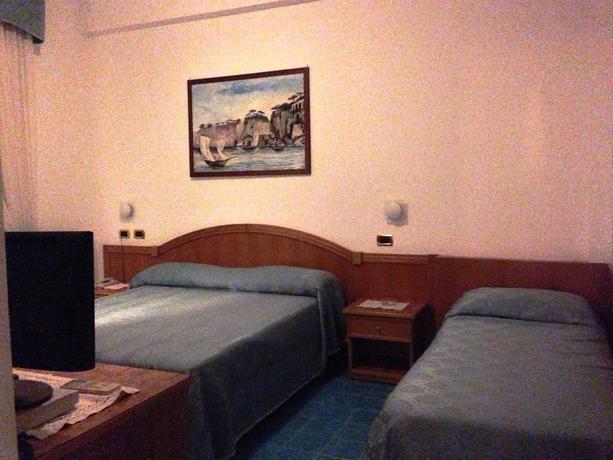 Imagen de la habitación del Hotel La Primavera. Foto 4