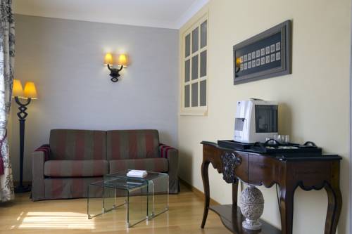 Imagen de la habitación del Hotel La Pyramide Patrick Henriroux. Foto 13