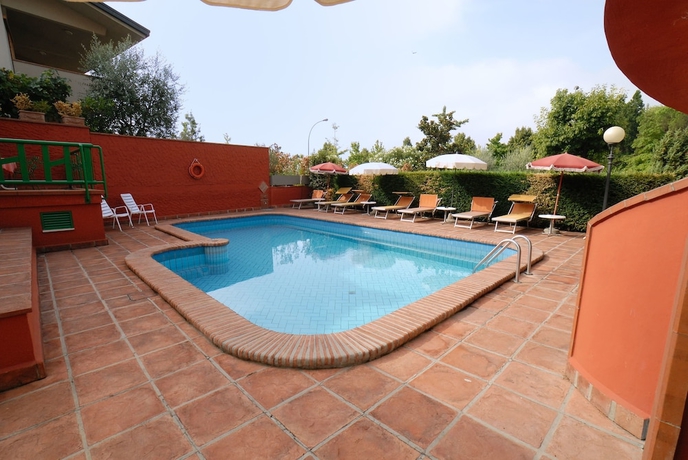 Imagen de la piscina del Hotel La Querceta. Foto 14