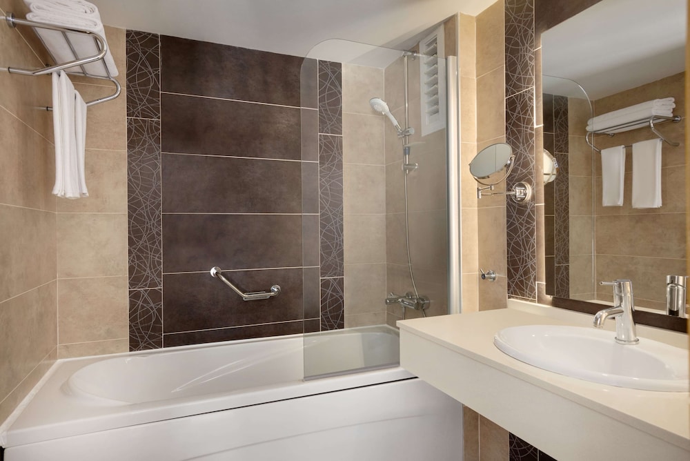 Imagen de la habitación del Hotel La Quinta By Wyndham Bodrum. Foto 11