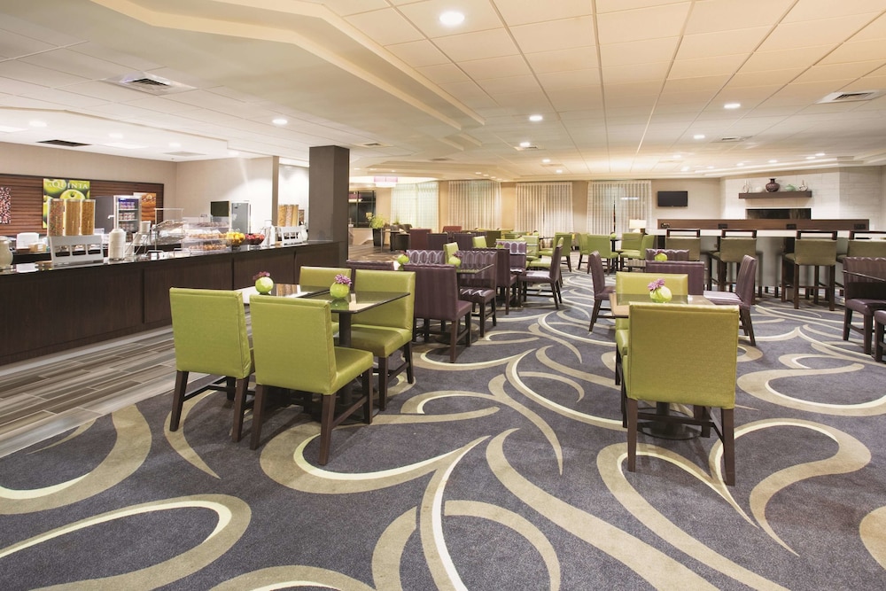 Imagen del bar/restaurante del Hotel La Quinta By Wyndham Denver Englewood Tech Center. Foto 2