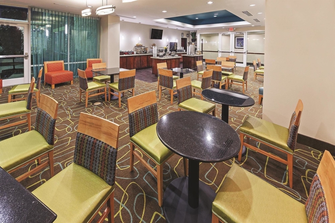 Imagen del bar/restaurante del Hotel La Quinta By Wyndham Houston Willowbrook Vintage Park. Foto 3