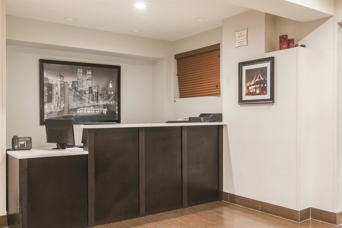 Imagen de los interiores del Hotel La Quinta Inn And Suites Brooklyn East. Foto 5