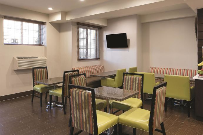 Imagen del bar/restaurante del Hotel La Quinta Inn And Suites Brooklyn East. Foto 2