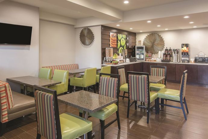 Imagen del bar/restaurante del Hotel La Quinta Inn And Suites Brooklyn East. Foto 3