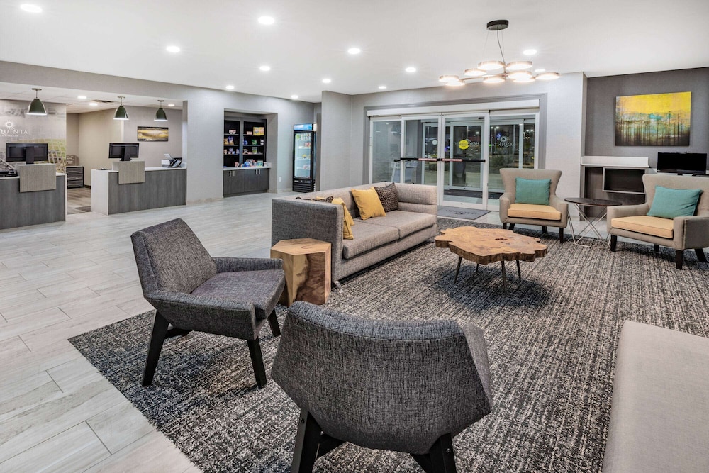 Imagen de los interiores del Hotel La Quinta Inn And Suites By Wyndham Ardmore. Foto 17