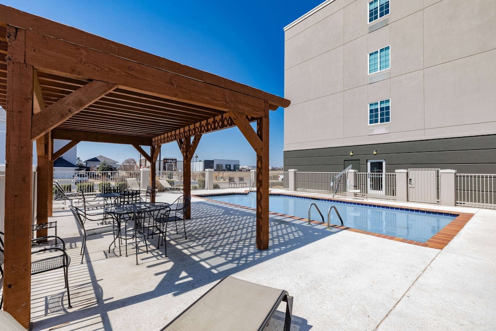 Imagen de la piscina del Hotel La Quinta Inn And Suites By Wyndham Ardmore. Foto 20