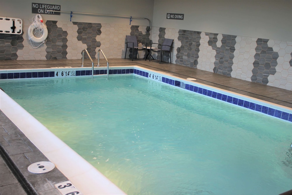 Imagen de la piscina del Hotel La Quinta Inn And Suites By Wyndham Bardstown. Foto 16
