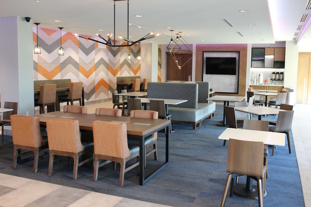 Imagen del bar/restaurante del Hotel La Quinta Inn And Suites By Wyndham Bardstown. Foto 5