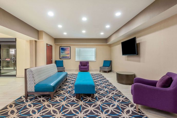 Imagen de los interiores del Hotel La Quinta Inn And Suites By Wyndham Batavia. Foto 19