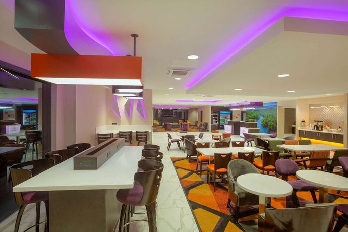 Imagen de los interiores del Hotel La Quinta Inn And Suites By Wyndham Branson. Foto 16