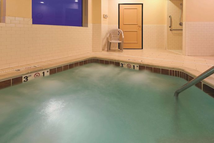 Imagen de la piscina del Hotel La Quinta Inn And Suites By Wyndham Butte. Foto 20