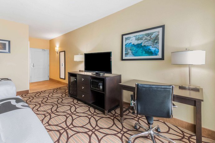Imagen de la habitación del Hotel La Quinta Inn And Suites By Wyndham Carlsbad. Foto 10