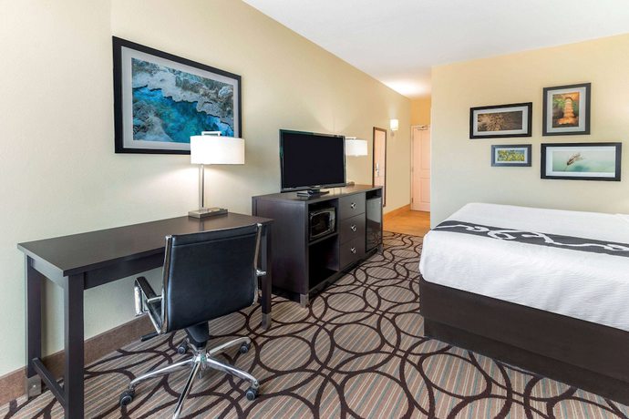 Imagen de la habitación del Hotel La Quinta Inn And Suites By Wyndham Carlsbad. Foto 14