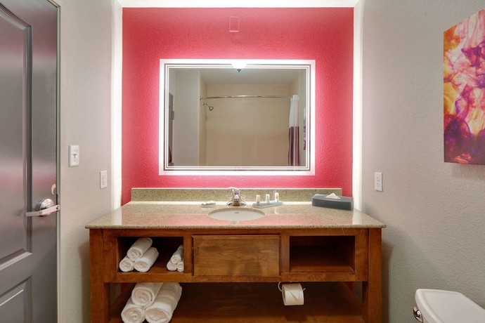 Imagen de la habitación del Hotel La Quinta Inn And Suites By Wyndham Dallas Love Field. Foto 8
