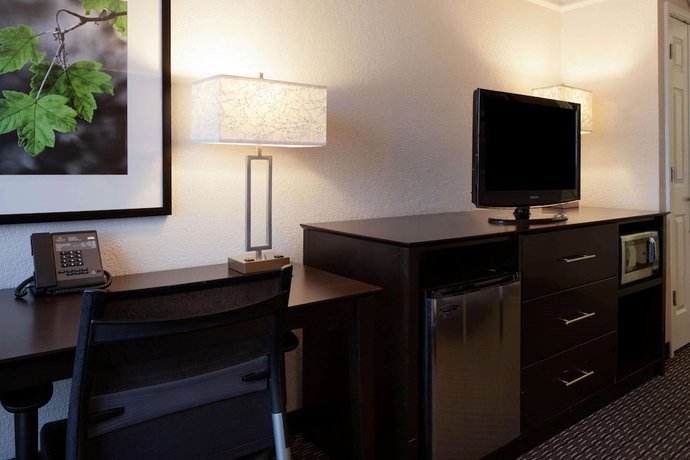 Imagen de la habitación del Hotel La Quinta Inn And Suites By Wyndham Detroit Utica. Foto 2