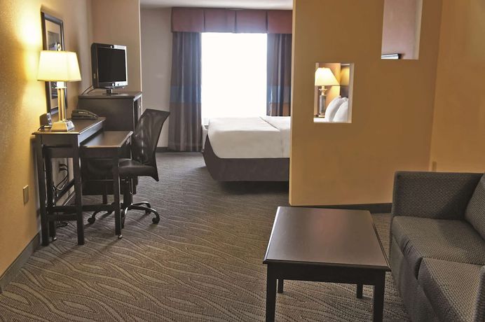 Imagen de la habitación del Hotel La Quinta Inn And Suites By Wyndham Edmond. Foto 11