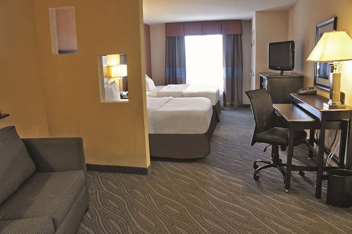 Imagen de la habitación del Hotel La Quinta Inn And Suites By Wyndham Edmond. Foto 14