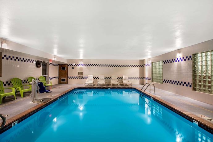Imagen de la piscina del Hotel La Quinta Inn And Suites By Wyndham Emporia. Foto 19