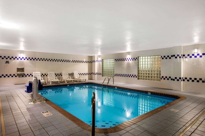 Imagen de la piscina del Hotel La Quinta Inn And Suites By Wyndham Emporia. Foto 20