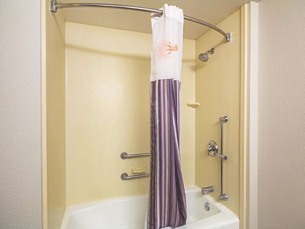 Imagen de la habitación del Hotel La Quinta Inn And Suites By Wyndham Fresno Northwest. Foto 13