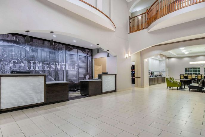 Imagen de los interiores del Hotel La Quinta Inn And Suites By Wyndham Gainesville. Foto 19