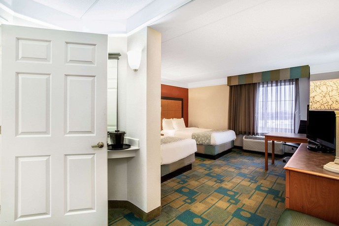 Imagen de la habitación del Hotel La Quinta Inn And Suites By Wyndham Greensboro Nc. Foto 1