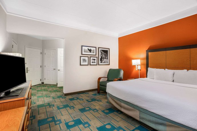 Imagen de la habitación del Hotel La Quinta Inn And Suites By Wyndham Greensboro Nc. Foto 3