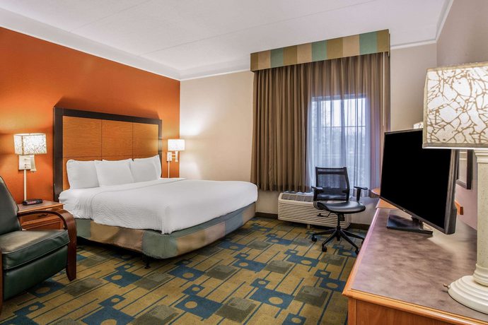 Imagen de la habitación del Hotel La Quinta Inn And Suites By Wyndham Greensboro Nc. Foto 7