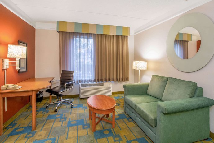 Imagen de la habitación del Hotel La Quinta Inn And Suites By Wyndham Greensboro Nc. Foto 8