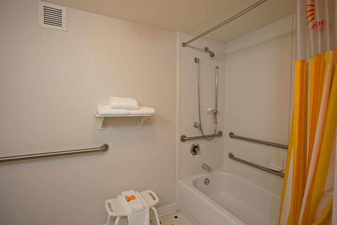 Imagen de la habitación del Hotel La Quinta Inn And Suites By Wyndham Greensboro Nc. Foto 10