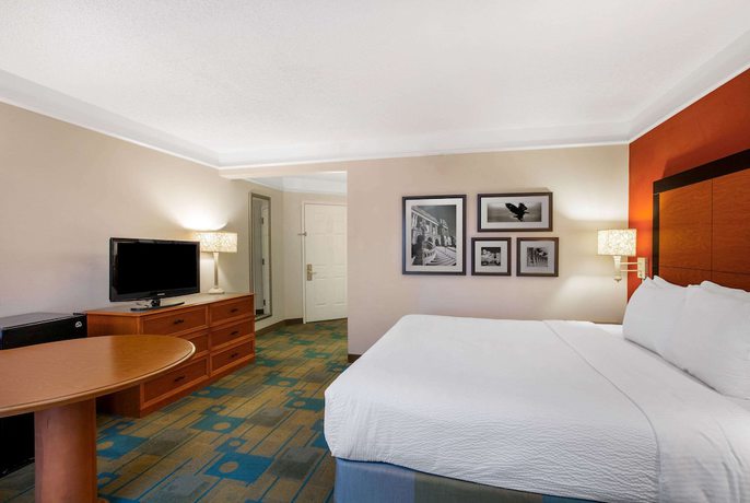 Imagen de la habitación del Hotel La Quinta Inn And Suites By Wyndham Greensboro Nc. Foto 11