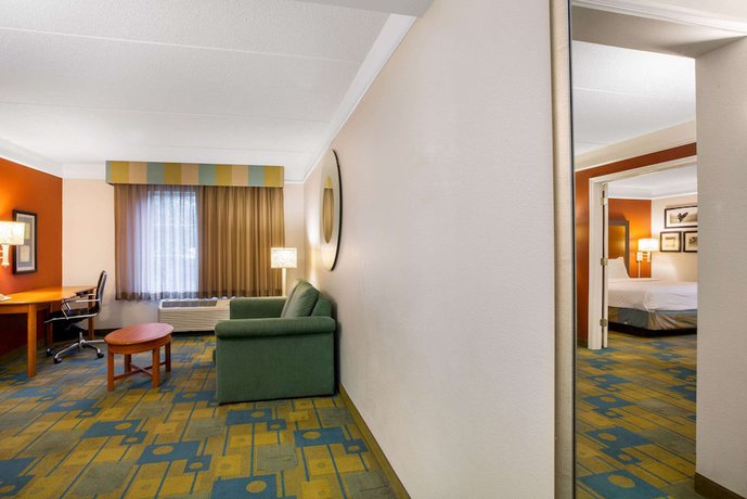 Imagen de la habitación del Hotel La Quinta Inn And Suites By Wyndham Greensboro Nc. Foto 12