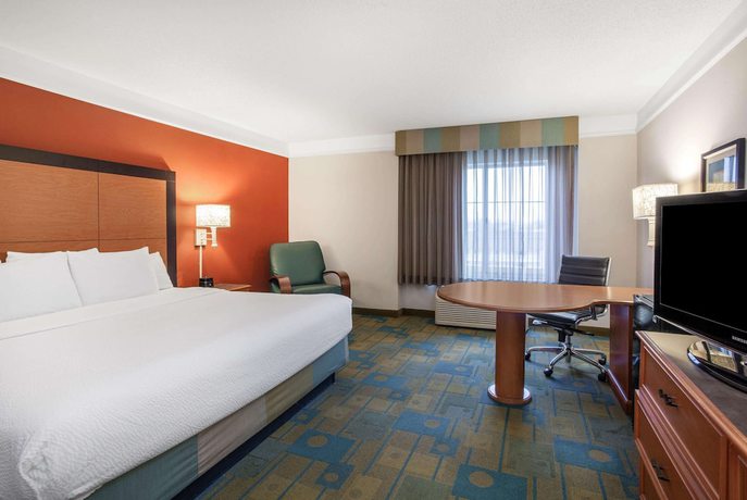 Imagen de la habitación del Hotel La Quinta Inn And Suites By Wyndham Greensboro Nc. Foto 14