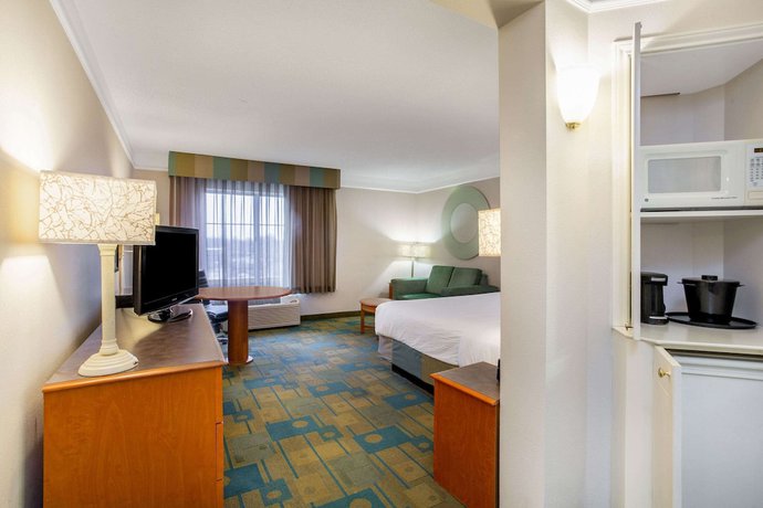 Imagen de la habitación del Hotel La Quinta Inn And Suites By Wyndham Greensboro Nc. Foto 15