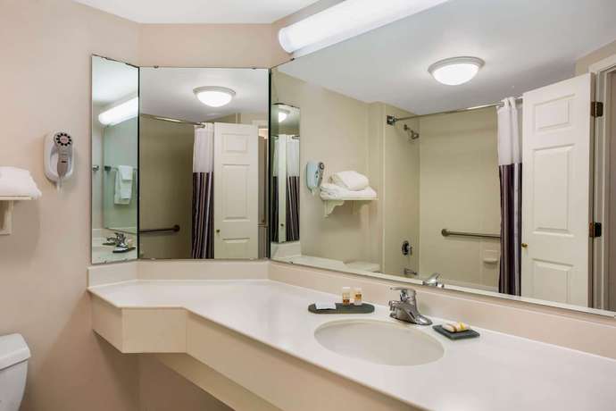 Imagen de la habitación del Hotel La Quinta Inn And Suites By Wyndham Greensboro Nc. Foto 16
