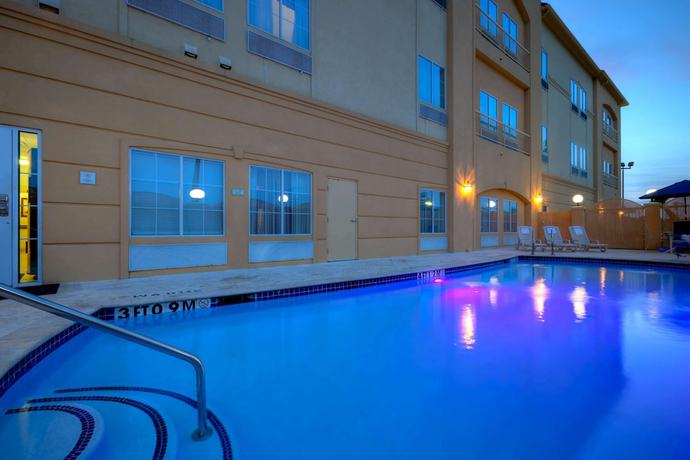 Imagen de la piscina del Hotel La Quinta Inn And Suites By Wyndham Houston New Caney. Foto 20