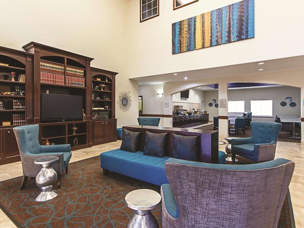 Imagen de los interiores del Hotel La Quinta Inn And Suites By Wyndham Houston New Caney. Foto 14