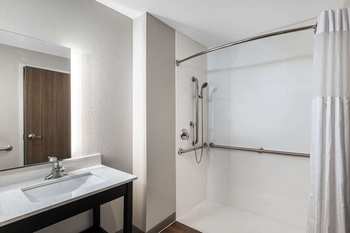 Imagen de la habitación del Hotel La Quinta Inn And Suites By Wyndham Kansas City Beacon Hill. Foto 4