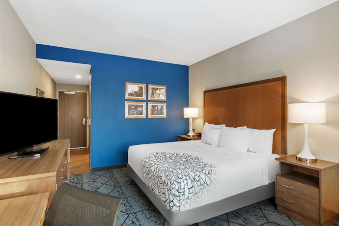 Imagen de la habitación del Hotel La Quinta Inn And Suites By Wyndham Kansas City Beacon Hill. Foto 5