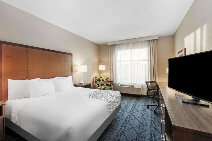 Imagen de la habitación del Hotel La Quinta Inn And Suites By Wyndham Kansas City Beacon Hill. Foto 8
