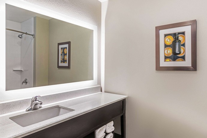 Imagen de la habitación del Hotel La Quinta Inn And Suites By Wyndham Kansas City Beacon Hill. Foto 9