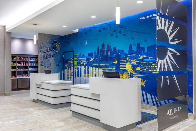Imagen de los interiores del Hotel La Quinta Inn And Suites By Wyndham Kansas City Beacon Hill. Foto 17