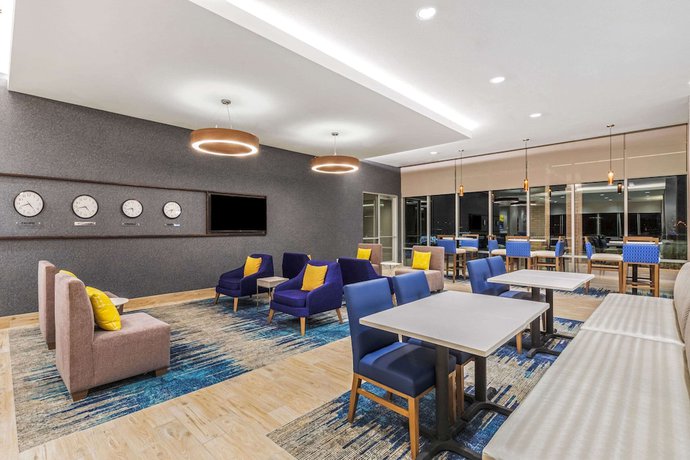 Imagen de los interiores del Hotel La Quinta Inn And Suites By Wyndham Kansas City Beacon Hill. Foto 18