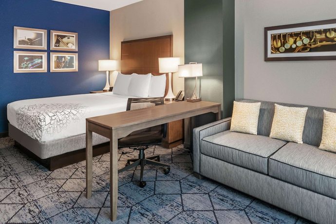Imagen de la habitación del Hotel La Quinta Inn And Suites By Wyndham Kansas City Beacon Hill. Foto 11
