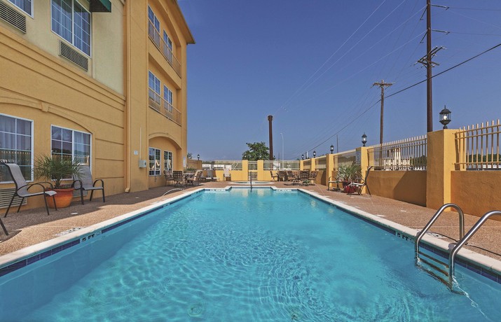 Imagen de la piscina del Hotel La Quinta Inn And Suites By Wyndham Livingston. Foto 19