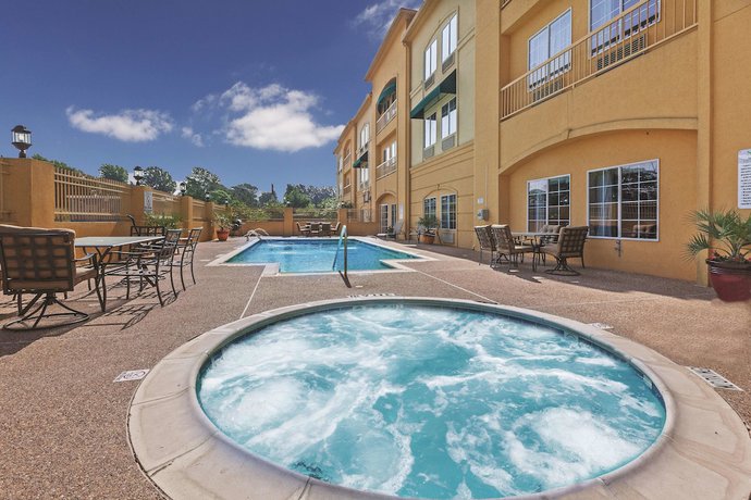 Imagen de la piscina del Hotel La Quinta Inn And Suites By Wyndham Livingston. Foto 20